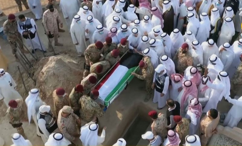 جثمان أمير الكويت الراحل يوارى الثرى في مقبرة الصليبيخات