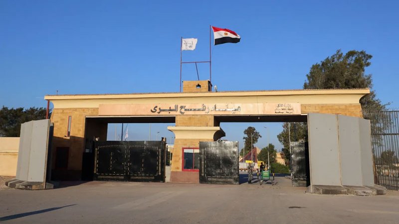 دخول شاحنات مساعدات إلى قطاع غزة عبر معبر رفح