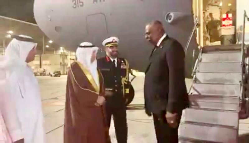وزير شؤون الدفاع يستقبل وزير الدفاع بالولايات المتحدة الأميركية الصديقة