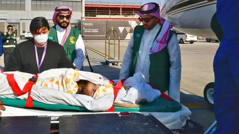 وصول التوأم السيامي الإرتيري "أسماء وسمية" إلى الرياض
