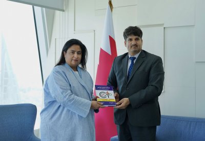 المدير العام لمعهد الإدارة العامة تستلم نسخة من كتاب "حوكمة التعليم الجامعي" للدكتور جاسم المحاري