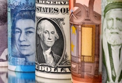 استقرار الدولار والإسترليني يتكبد خسائر في معاملات موسم العطلات