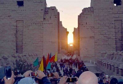 الشمس تتعامد على الكرنك معلنةً بداية فصل الشتاء
