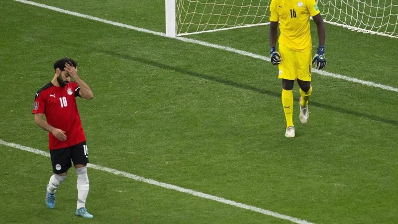 أسطورة ليفربول يتمنى خسارة مصر بسبب محمد صلاح