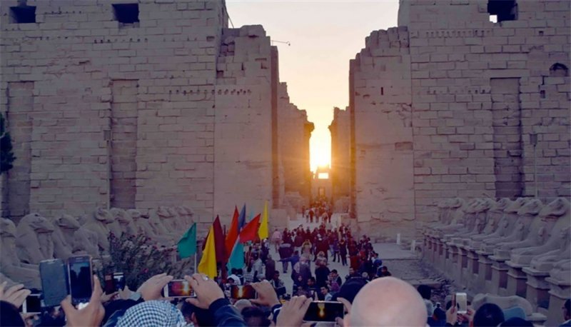 الشمس تتعامد على الكرنك معلنةً بداية فصل الشتاء