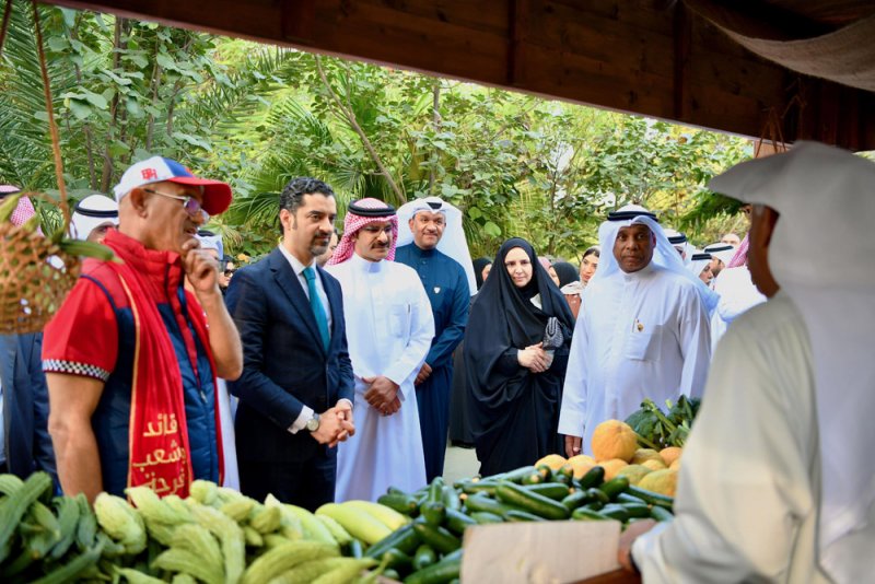 وزير شؤون البلديات والزراعة يفتتح سوق المزارعين البحرينيين في نسخته الحادية عشر