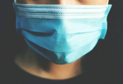 خبراء الصحة ينصحون: عودوا إلى ارتداء الكمامة