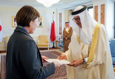 وزير الخارجية يتسلم نسخة من أوراق اعتماد سفير اليابان المعينة لدى مملكة البحرين