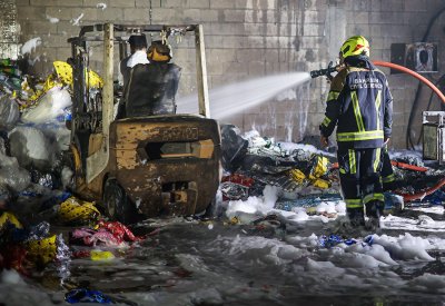 بالصور: السيطرة على حريق محدود إندلع بمستودع صناعي