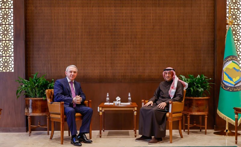 الأمين العام لمجلس التعاون يستعرض مع سفير أذربيجان لدى السعودية سير خطوات اعتماد خطة العمل المشترك