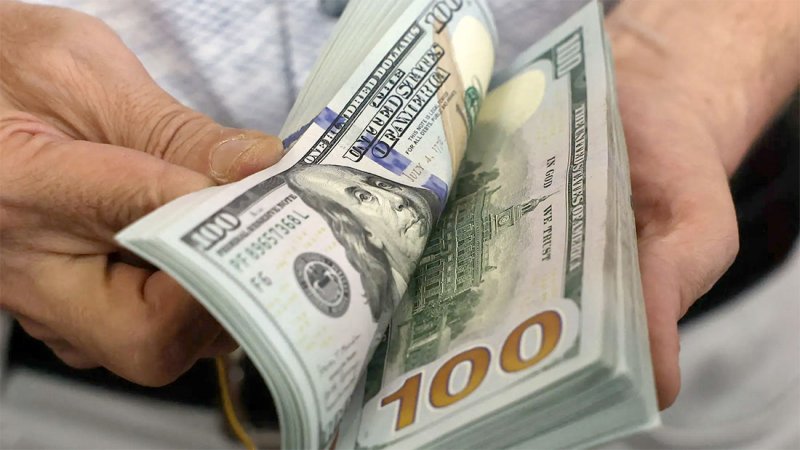 الدولار يهبط لأدنى مستوى في 5 أشهر وسط آمال خفض الفائدة