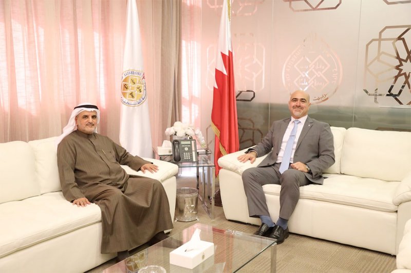 رئيس جامعة البحرين ورئيس المكتب الثقافي الكويتي يبحثان تعزيز التعاون المشترك