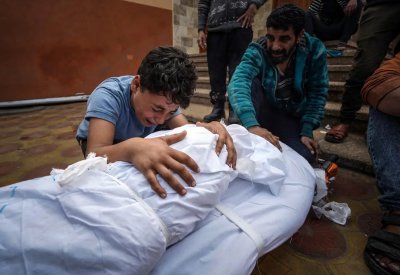قصف إسرائيلي مكثف على غزة.. وارتفاع حصيلة القتلى إلى 21,320