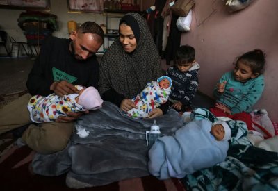 فلسطينية تنجب 4 توائم بغزة بعد نزوحها مشياً على الأقدام: لم أحممهم منذ 10 أيام