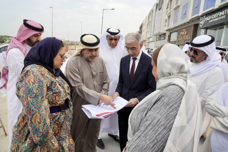 وزير الأشغال يتفقد مشاريع تطوير البنية التحتية في خامسة المحرق