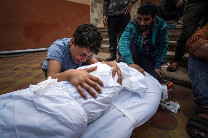 قصف إسرائيلي مكثف على غزة.. وارتفاع حصيلة القتلى إلى 21,320