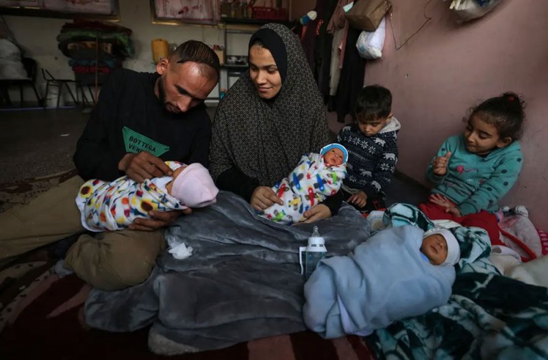 فلسطينية تنجب 4 توائم بغزة بعد نزوحها مشياً على الأقدام: لم أحممهم منذ 10 أيام