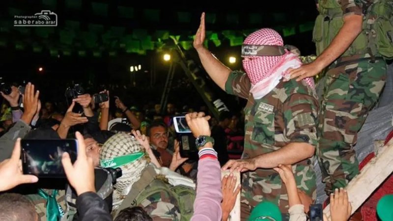 ظهور نادر لقائد كتائب القسام متجولاً في غزة!