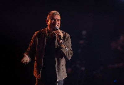 عمرو دياب يُحقق نجاحًا باهراً بحفل جماهيري بالرياض
