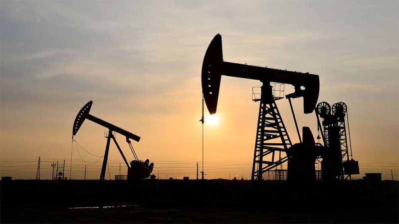 في 2023.. النفط يخسر 10% بسبب مخاوف بشأن العرض والطلب