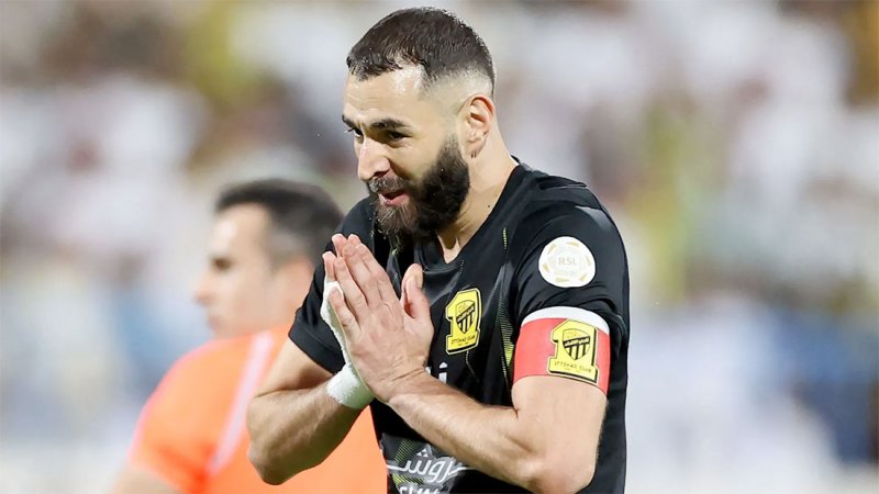وسط نتائج سلبية.. اتحاد جدة يمنح بنزيمة إجازة لـ3 أيام