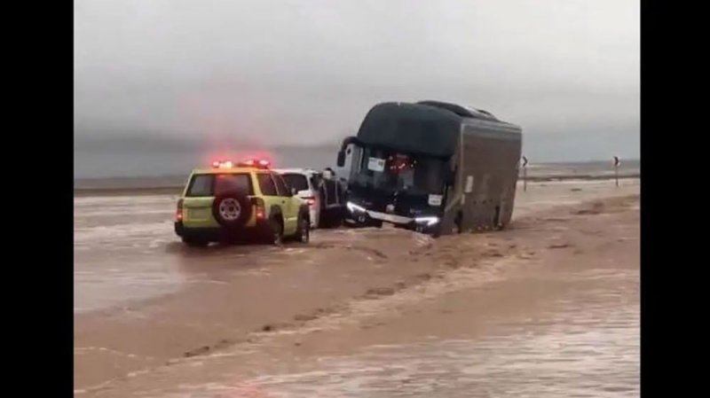 وسط سيل جارف.. انقاذ طالبات احتجزن داخل حافلة في بريدة