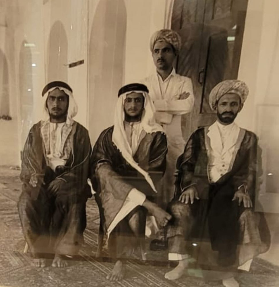صورة الشيخ خليفة بن سعيد آل مكتوم (وسط)، الشيخ حميد بن جمعة بن مكتوم آل مكتوم (يسار)، الشيخ إسحاق بن عبدالرحمن العباسي ووقوفاً محمد يوسف نجيبي