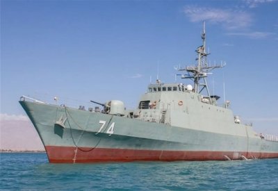 إيران تحرك مدمرة وسفينة حربية نحو البحر الأحمر