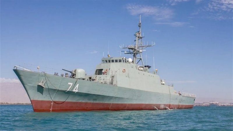 إيران تحرك مدمرة وسفينة حربية نحو البحر الأحمر