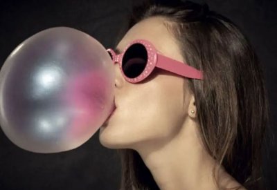 ماذا يحدث إذا مضغت العلكة أكثر من 3 دقائق؟.. خبيرة روسية تفاجئك