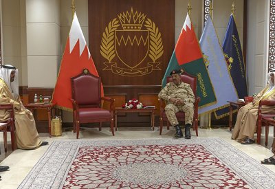القائد العام لقوة دفاع البحرين يستقبل وزير المالية والاقتصاد الوطني ومحافظ مصرف البحرين المركزي