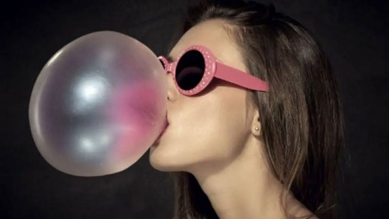 ماذا يحدث إذا مضغت العلكة أكثر من 3 دقائق؟.. خبيرة روسية تفاجئك