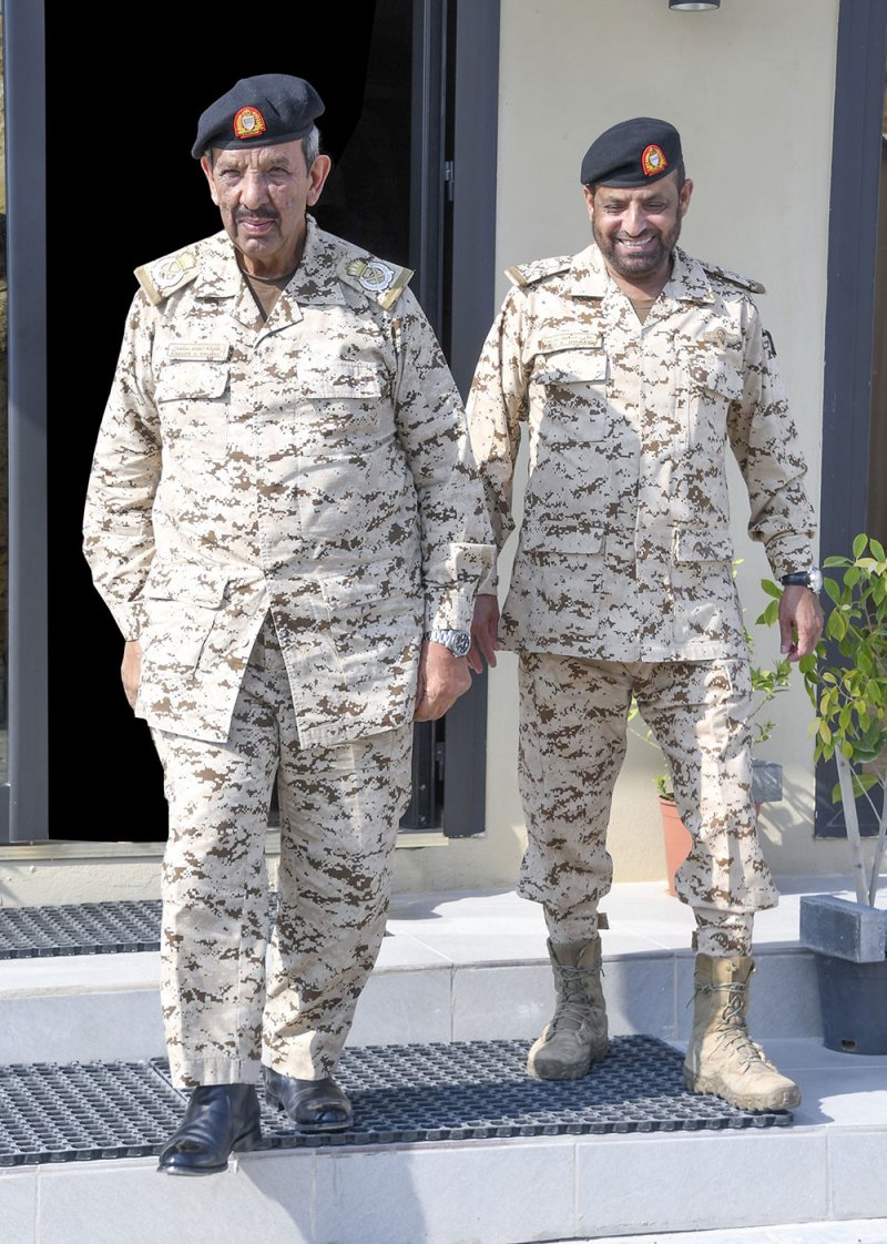 القائد العام لقوة دفاع البحرين يتفقد إحدى وحدات قوة الدفاع