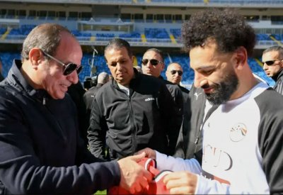 "هدية ووعد".. ماذا قدم محمد صلاح للسيسي