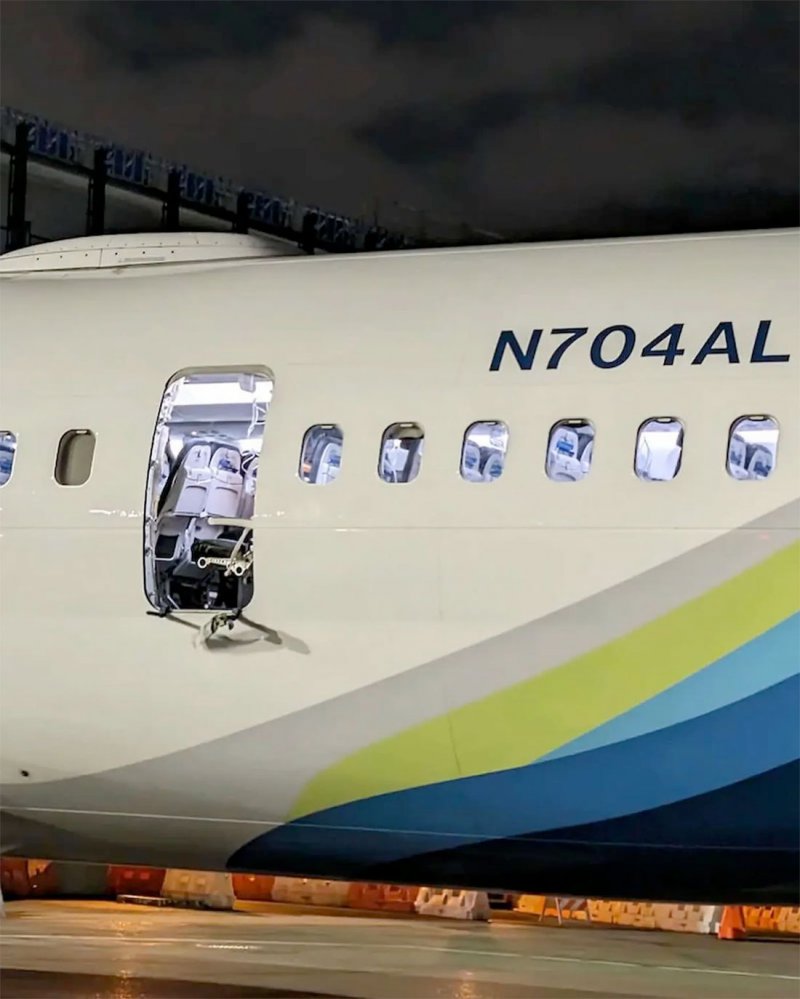 "ألاسكا" توقف طائرات "بوينع 737-9" بعد هبوط إحداها اضطراريا