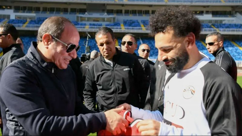 "هدية ووعد".. ماذا قدم محمد صلاح للسيسي