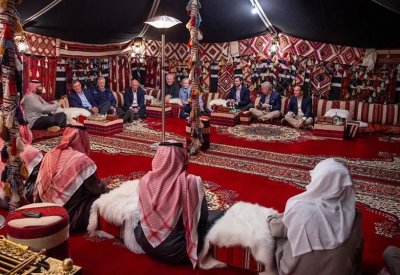 ولي العهد السعودي يستقبل مشرعين أميركيين بالمخيم الشتوي في العلا