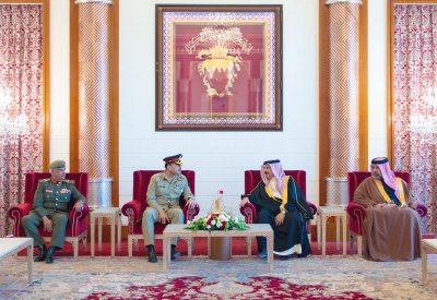 جلالة الملك المعظم القائد الأعلى للقوات المسلحة يستقبل قائد الجيش بجمهورية باكستان الإسلامية