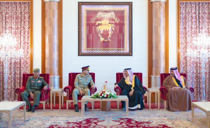 جلالة الملك المعظم القائد الأعلى للقوات المسلحة يستقبل قائد الجيش بجمهورية باكستان الإسلامية