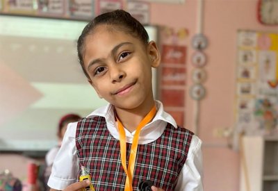 المعلمة الصغيرة هيا بوهزاع تشرح ستة دروس في ابتدائية رقية