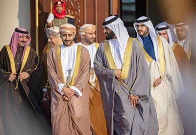 سمو الشيخ ناصر بن حمد في مقدمة مودعي صاحب السمو السيد ذي يزن بن هيثم بن طارق آل سعيد