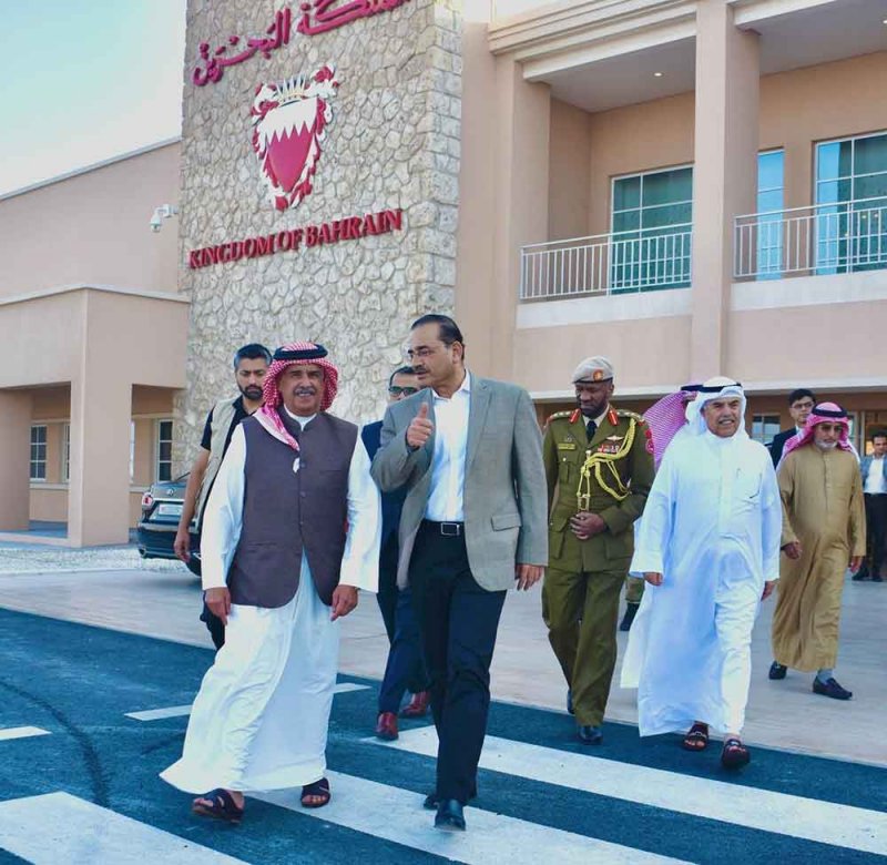 سمو رئيس الحرس الوطني يودع قائد الجيش بجمهورية باكستان الإسلامية لدى مغادرته المنامة مساء اليوم