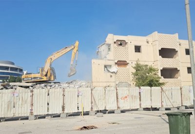 عمارات مجمع 221 بالمحرق تحت الهدم.. وعوائل ترفض المغادرة
