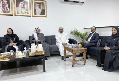 وزير المالية يزور سترة