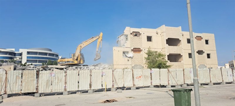 عمارات مجمع 221 بالمحرق تحت الهدم.. وعوائل ترفض المغادرة