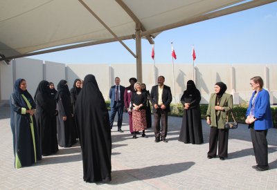 وفد من جامعة بوسطن يزور مدرسة سمو الشيخة موزة الشاملة للاطلاع على التجربة التعليمية في البحرين