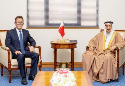 معالي الشيخ خالد بن عبد الله ينوه بتطور مسار العلاقات والشراكة الاستراتيجية بين البحرين والصين