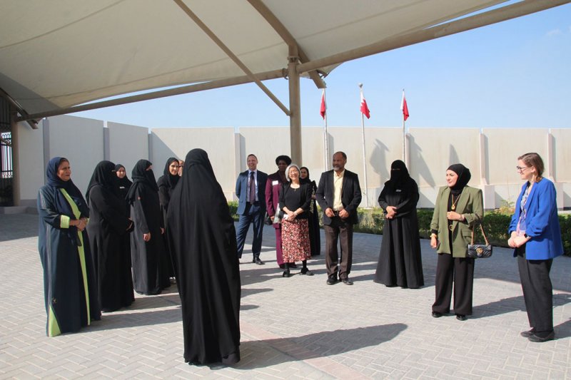 وفد من جامعة بوسطن يزور مدرسة سمو الشيخة موزة الشاملة للاطلاع على التجربة التعليمية في البحرين