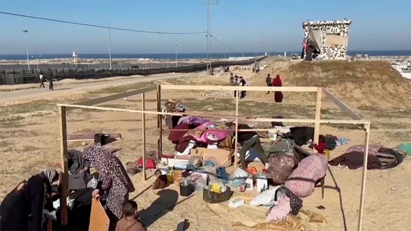 لفتة من المصريين.. أسلاك كهربائية للفلسطينيين "عبر الحدود"