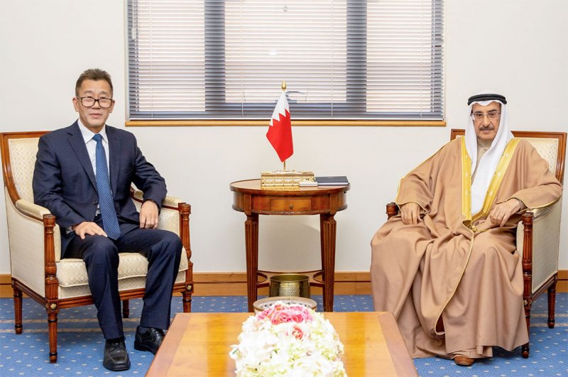 معالي الشيخ خالد بن عبد الله ينوه بتطور مسار العلاقات والشراكة الاستراتيجية بين البحرين والصين